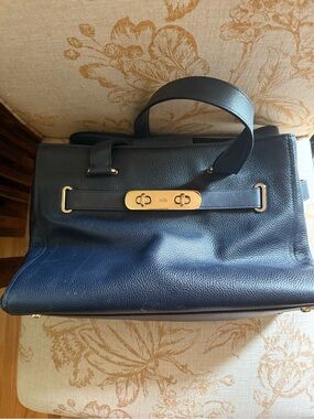 Coach Navy Blue Pebbled Leather Turnlock Tote Bag Gold Hardware Large handbag
